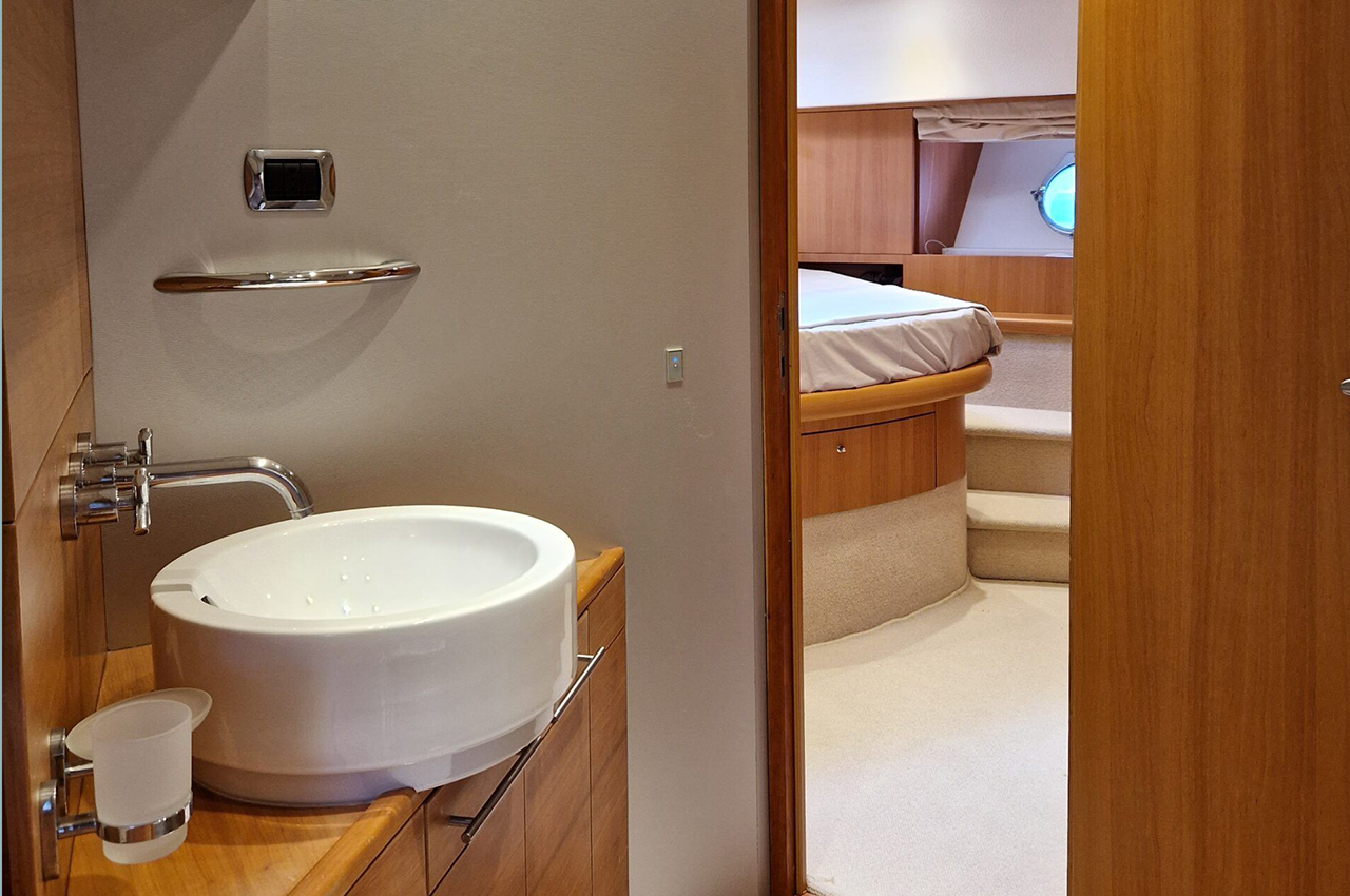 motor-yacht-aicon-64-miss-carolina-charter-17-2